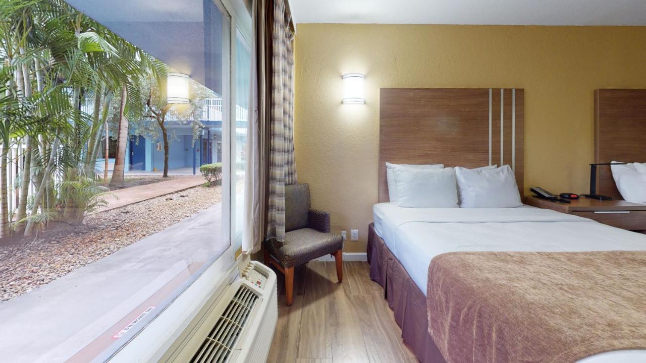 Rodeway Inn & Suites Fort Lauderdale Airport & Cruise Port Dania Beach Bagian luar foto